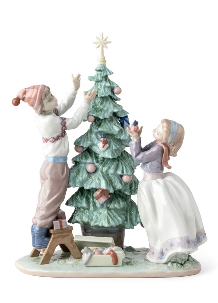 Small porcelain Christmas tree "Trimming The Tree" in Lladró