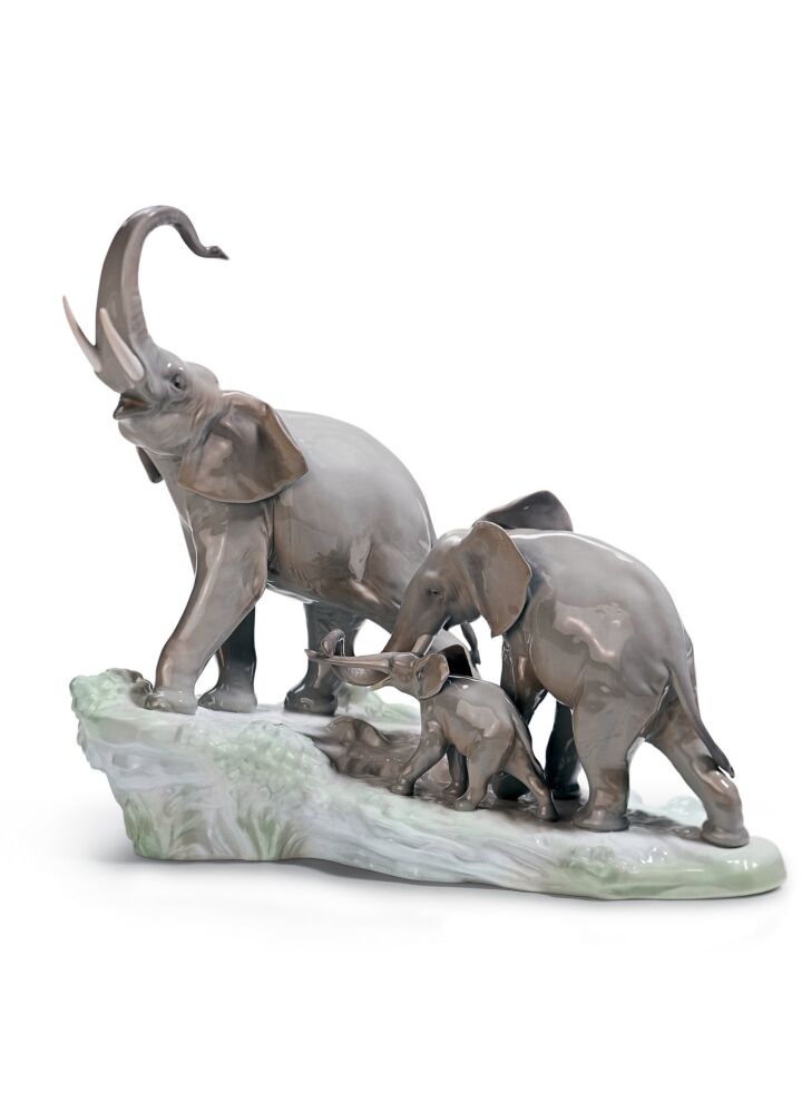 Elephants Walking Figurine in Lladr&oacute;