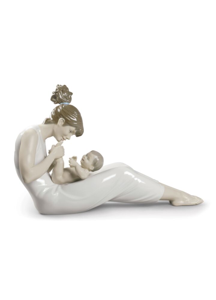 Giggles with Mom Figurine in Lladró