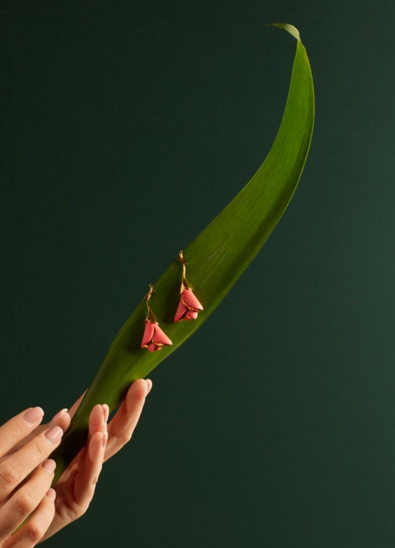Orecchini corti Heliconia. Corallo, 1 di 3