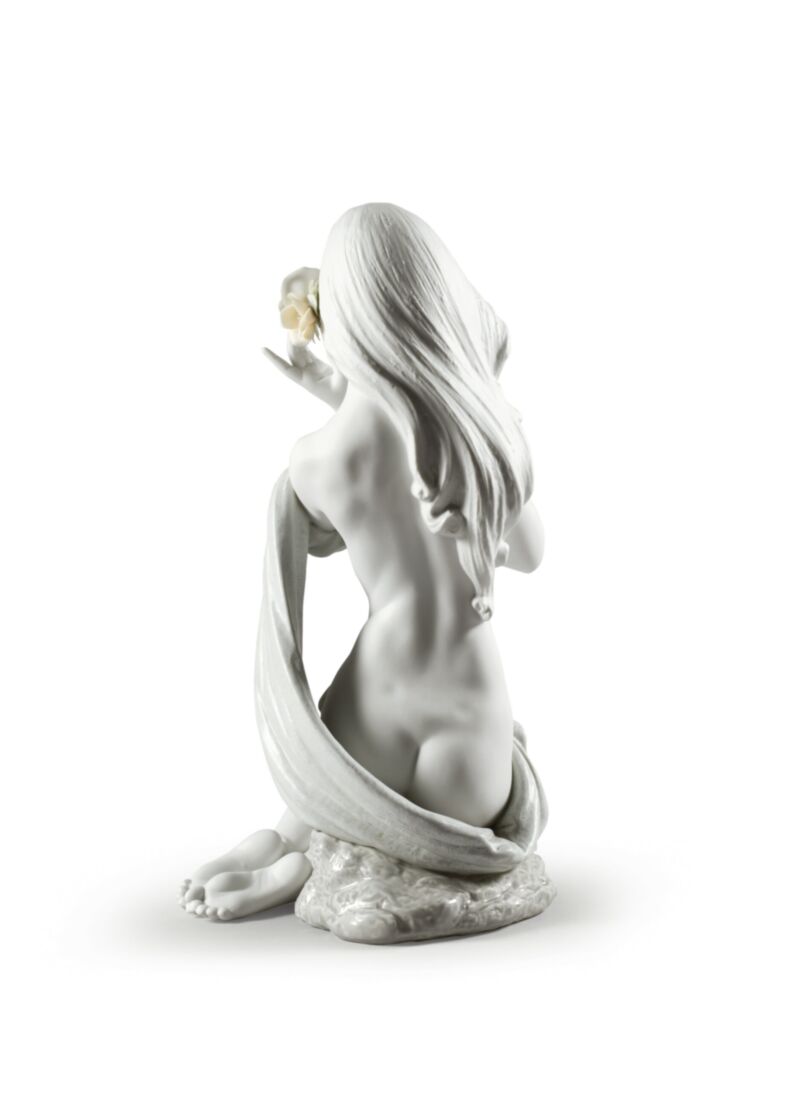 Subtle moonlight Woman Figurine. White. Limited edition, 1 of 5