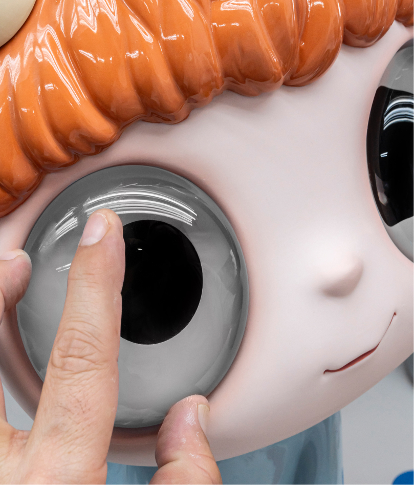 Detalle de los ojos de cristal de la escultura