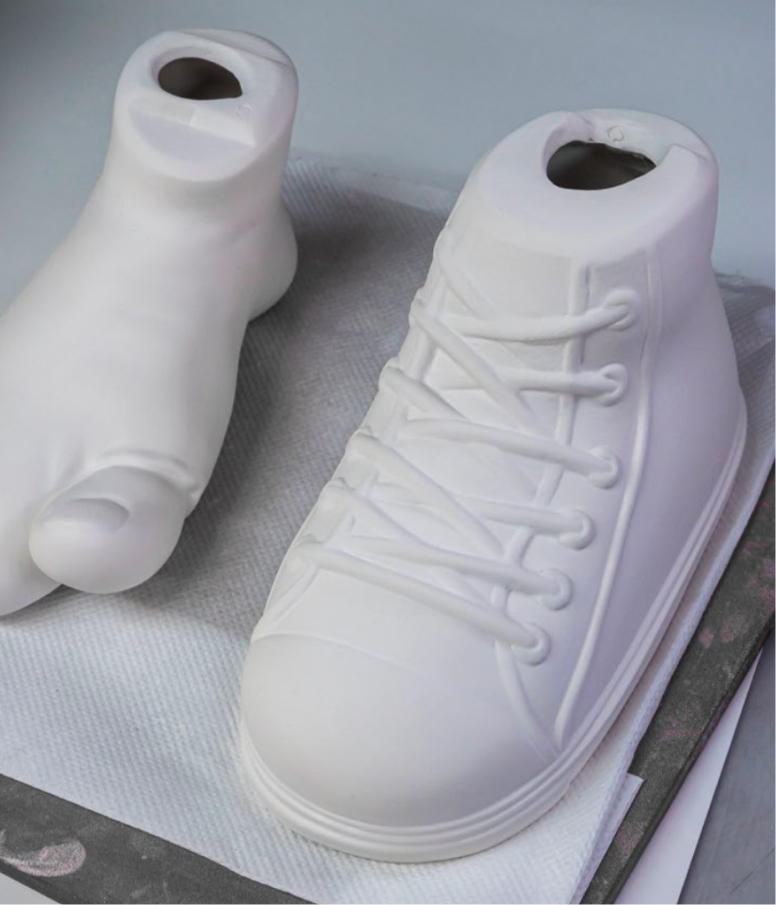 Detalles de los pies de la escultura antes de ensamblar