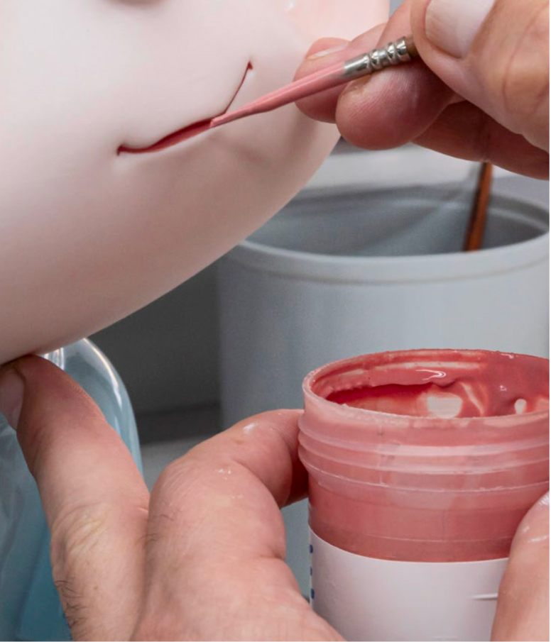 Pintado minucioso de los detalles de la cara de la escultura