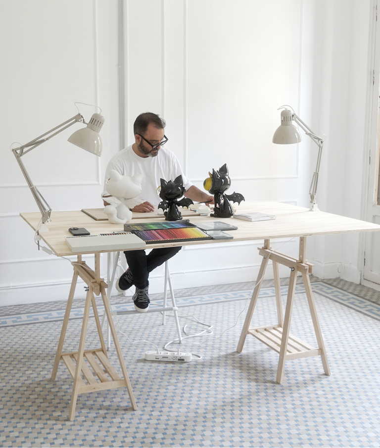 Javier Calleja trabajando en en la elección de colores para la escultura